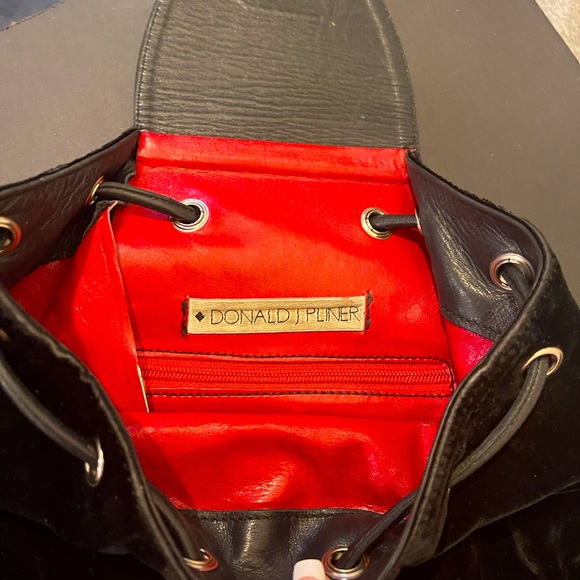 Extremely rare vintage❗️Donald Pliner velvet backpack style bag - Picture 2 of 6